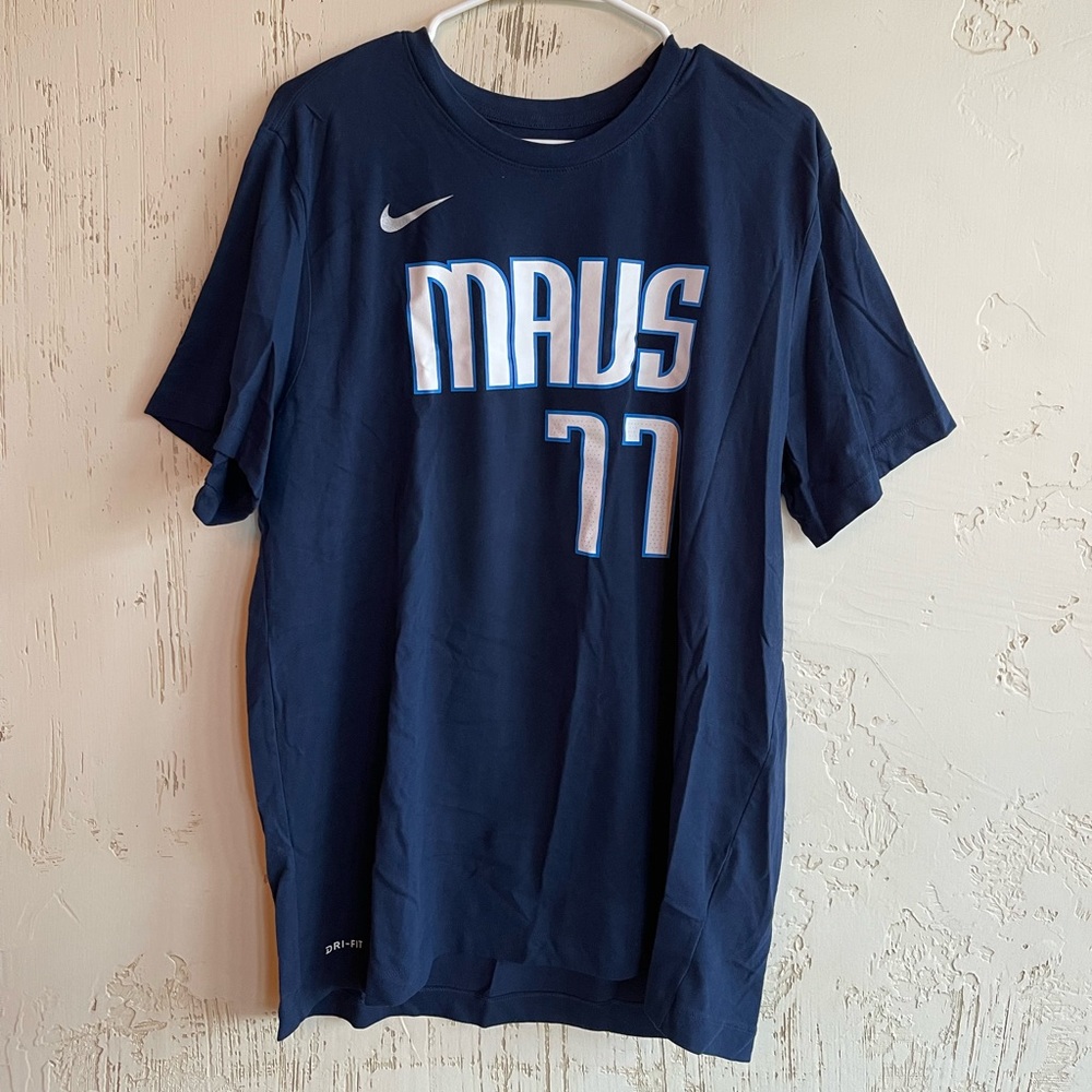 Like new! Men’s Nike Mavs Dončić t-shirt. Size XL.
